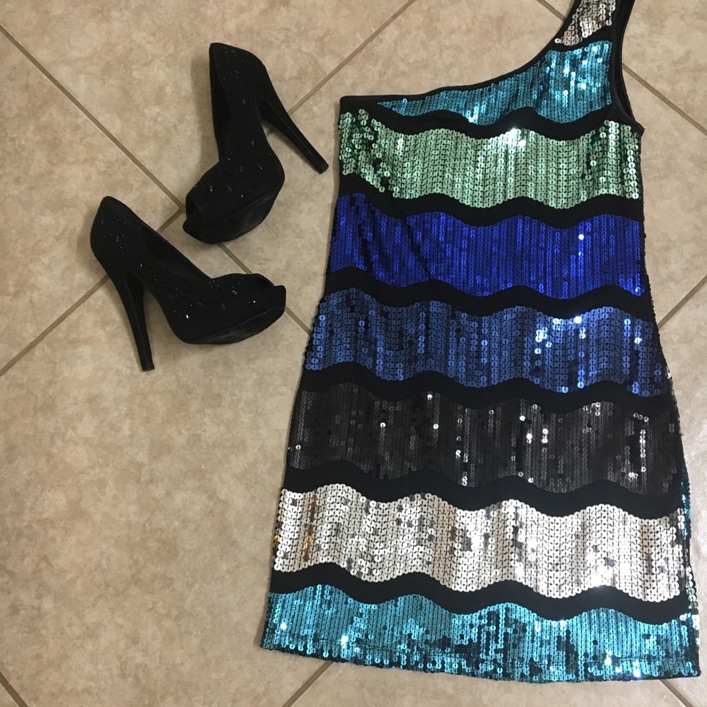 💙GEORGOUS SEQUIN MINI DRESS 💙